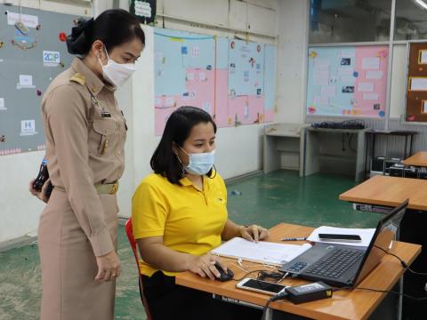 มอบหน้ากากอนามัยและนิเทศการสอนผ่านระบบออนไลน์