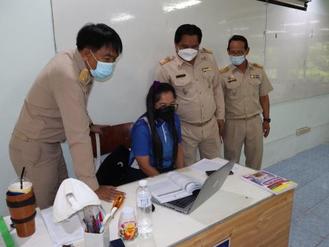 มอบหน้ากากอนามัยและนิเทศการสอนผ่านระบบออนไลน์