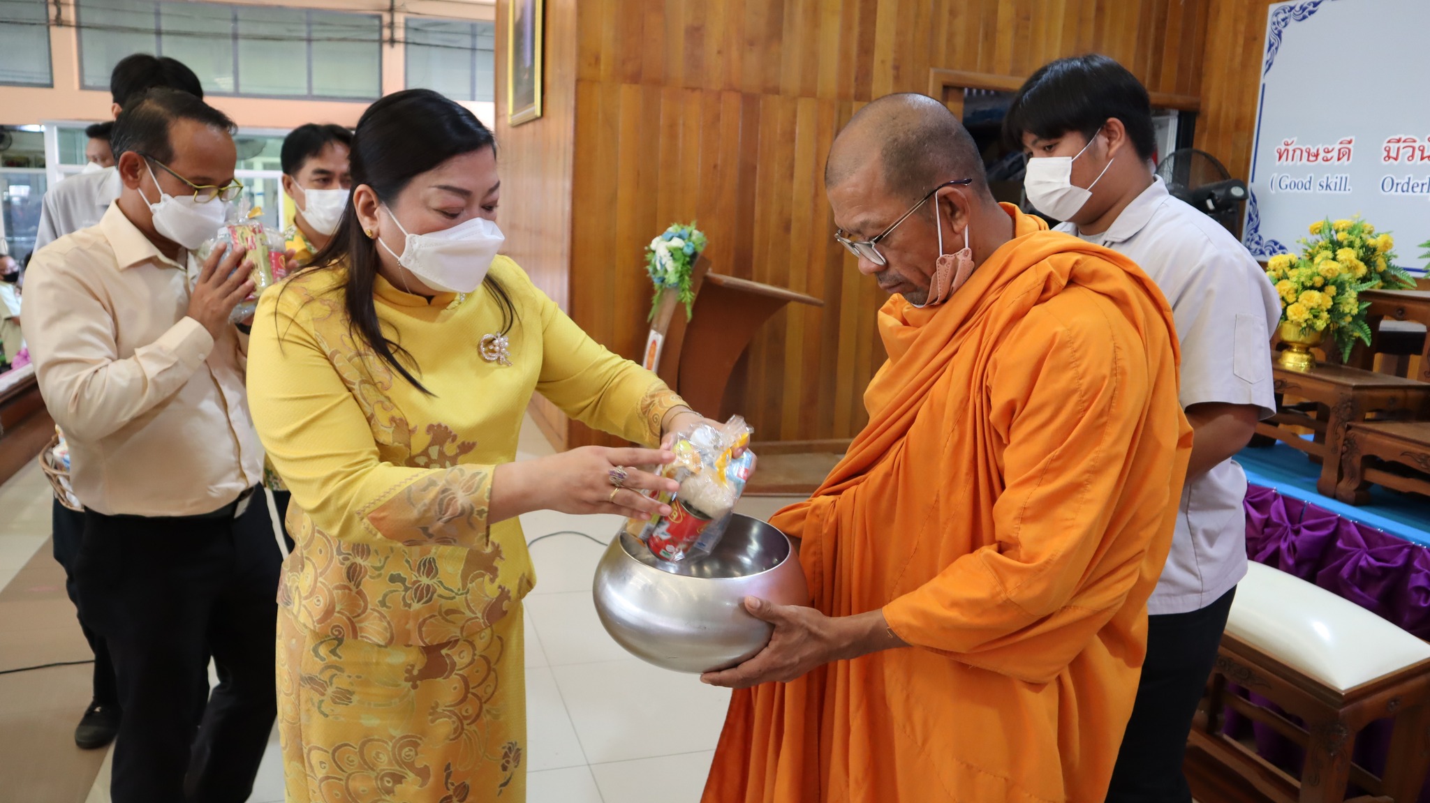 พิธีทำบุญตักบาตร